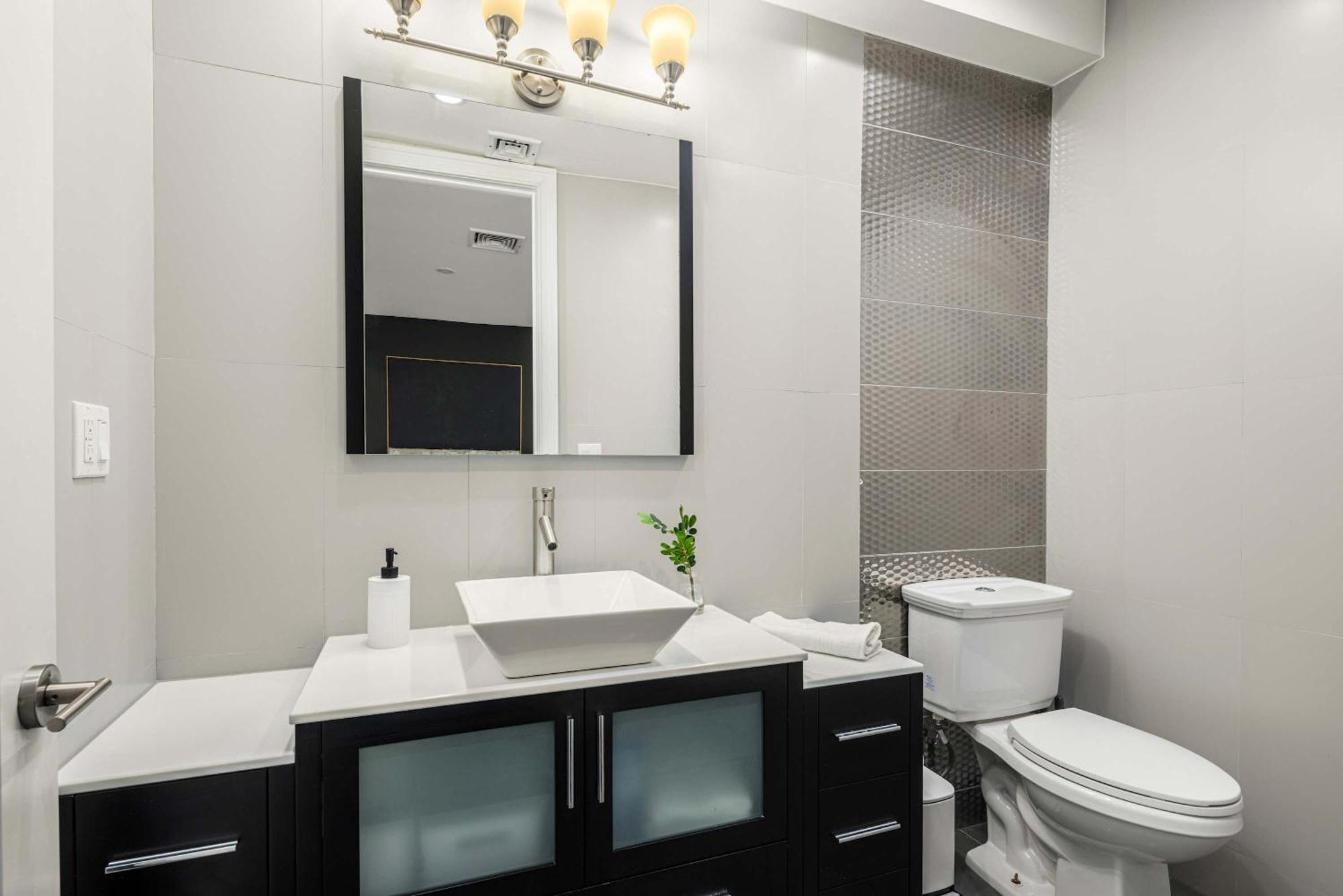 Luxe Harlem Retreat 3br Designer W Parking Apartment