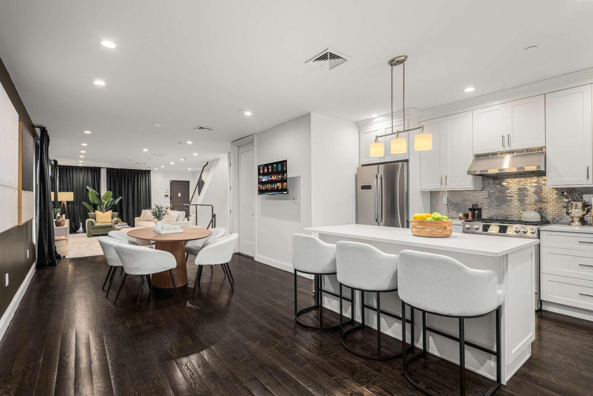 Luxe Harlem Retreat 3br Designer W Parking Apartment
